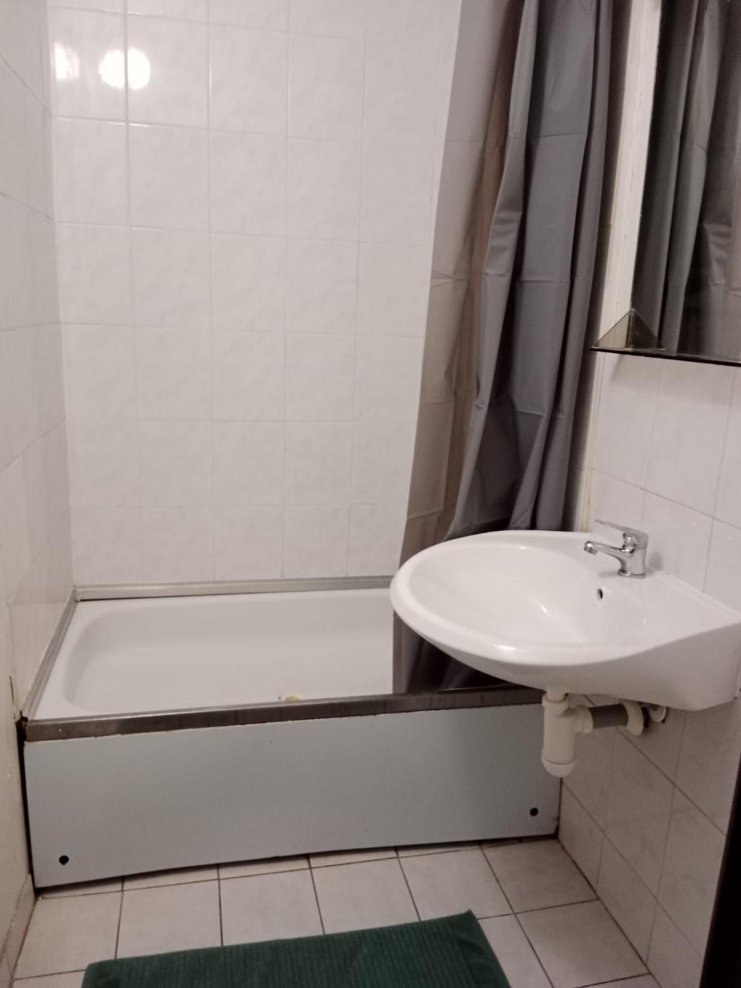 Tvm Tower Modrany Hostel Prága Kültér fotó